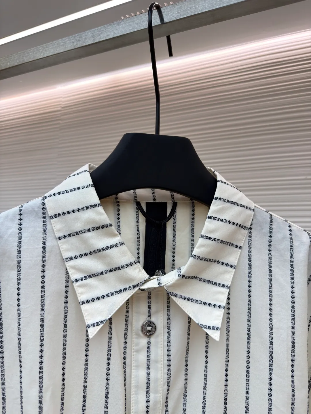 Chrome Hearts Sanskrit all-over yarn-dyed shirt ●Item number: 1680866-B60 ●Fabric: shirt fabric ●Technology: printing production ●Version: loose fit ●Weight: about 265 grams ●Size: S-M-L ●Description: The custom-dyed knitting yarn is made of 100-count double-ply yarn. (Minimum quantity of 1000 meters) is made on a large-scale yarn-dyed jacquard machine. It is paired with professional shirt ironing and sleeve ironing. Customized mold opening 14mm glazed black and silver buttons. Customized black and white printed small label. Customized 2.2×12cm black label. 0.3cm leather hanging ears. Customized accessories. The workmanship details are very good. The overall wiring is straight and delicate, the fabric is comfortable and soft, and the color is consistent without color difference. It can be matched with the same style to create a fashionable look and control various occasions. Customized accessories, complete with three standards, same style for men and women!